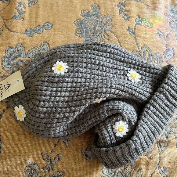 Hand crafted NWT Slouchy hat - Picture 3 of 3